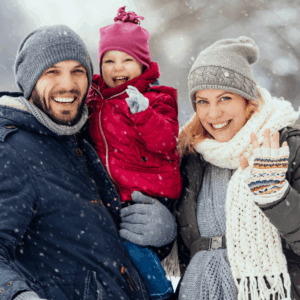 famiglia prenota vacanza a cortina